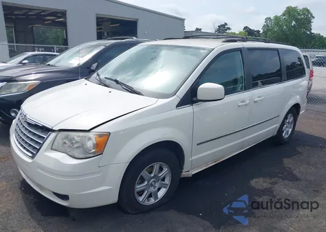2010 Chrysler Town & Country Touring z USA, uszkodzony, nr VIN 2A4RR5D18AR284797
